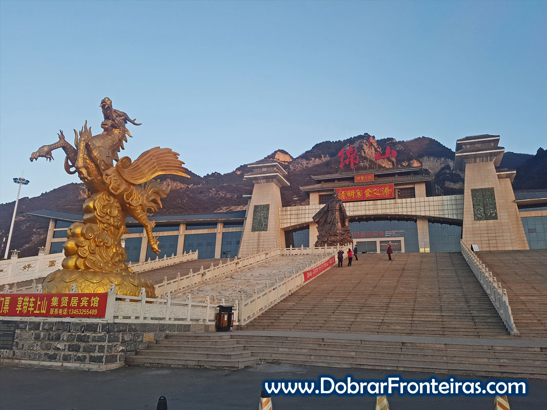 Entrada na montanha de Mianshan com estátua de dragão dourado na China