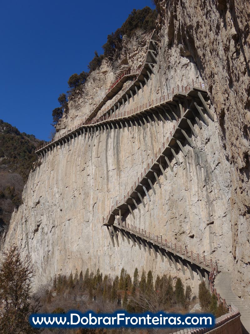 escadaria vertiginosa em zigzag na encosta da falésia em Mianshan China
