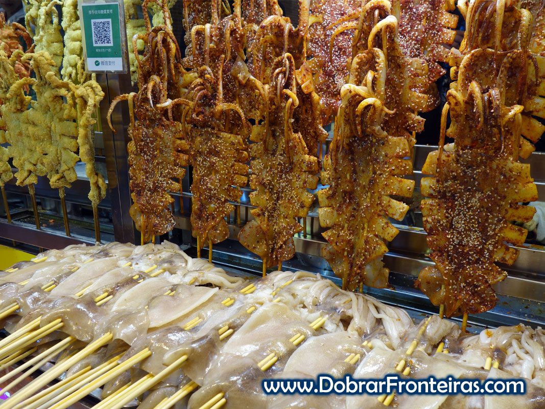 Espetadas de lulas inteiras com especiarias 