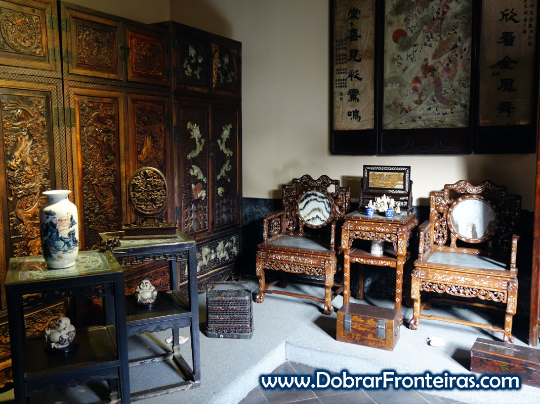 Sala com moveis em madeira trabalhada, cerâmica e pedra no museu do mobiliário dos mercadores de Baichuantong em Pingyao, China