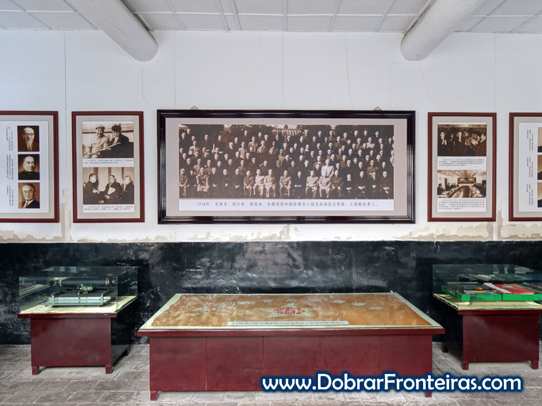 Fotografias e mesa no museu da câmara do comércio chinesa