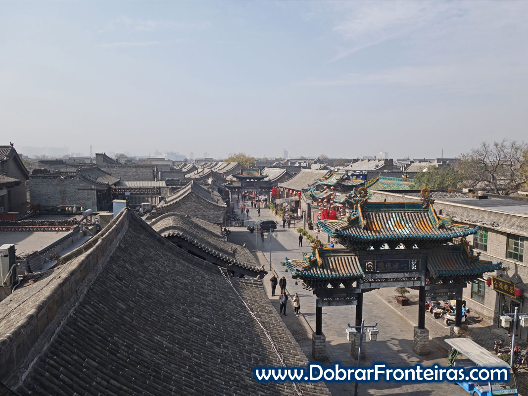 Vista da cidade de Pingyao com os seus telhados, a partir de torre no templo de Confúcio. Construções tradicionais chinesas