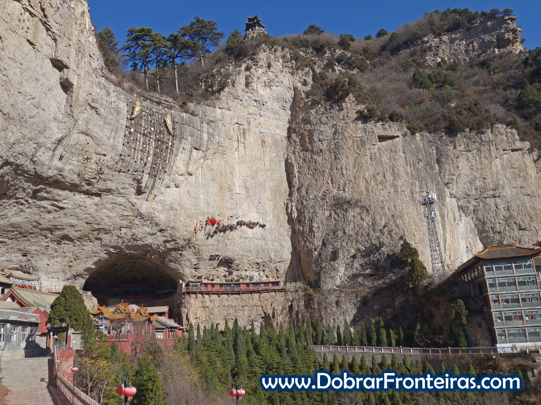 Gruta com templos em Mianshan China