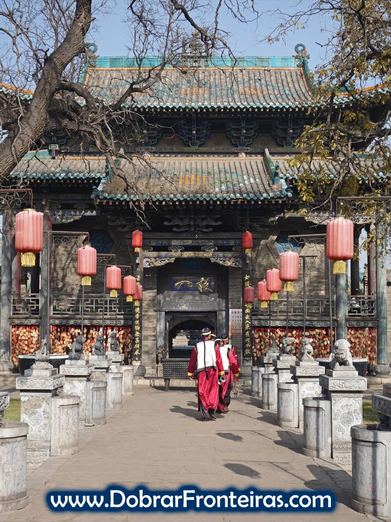 Musicos com roupas tradicionais no interior do templo do Deus da Cidade em Pingyao, China