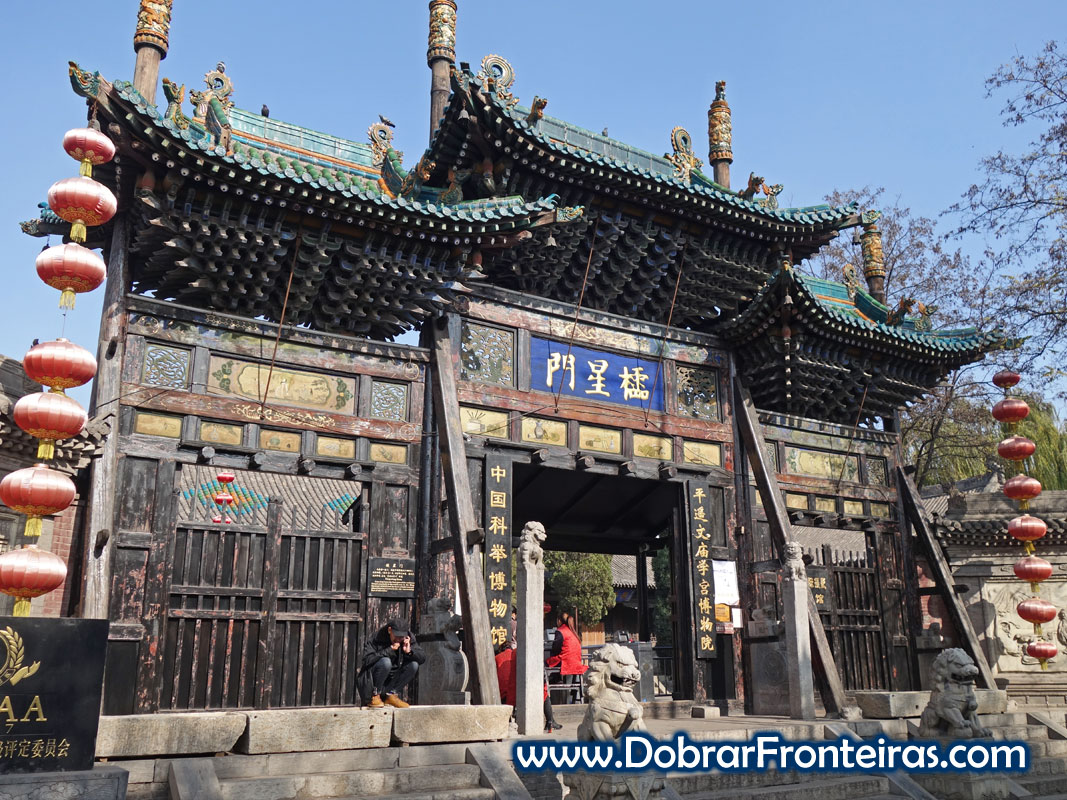 Porta principal do templo de Confúcio em Pingyao