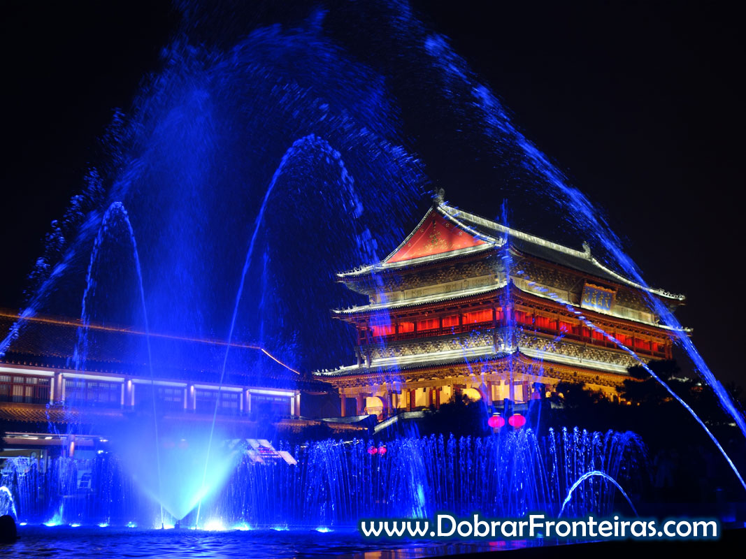 Espectáculo de água luz e som junto à torre do tambor em Xi'an, China