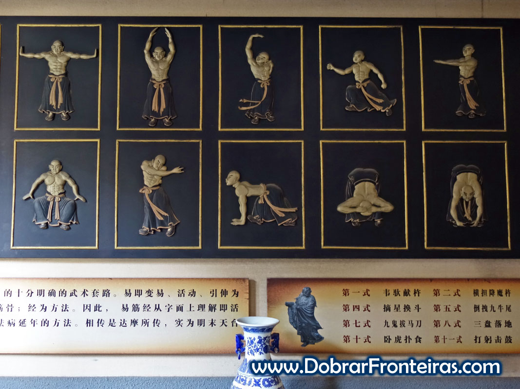 Quadro no museu de Artes Marciais de Hui Wu Lin com homem em várias posições