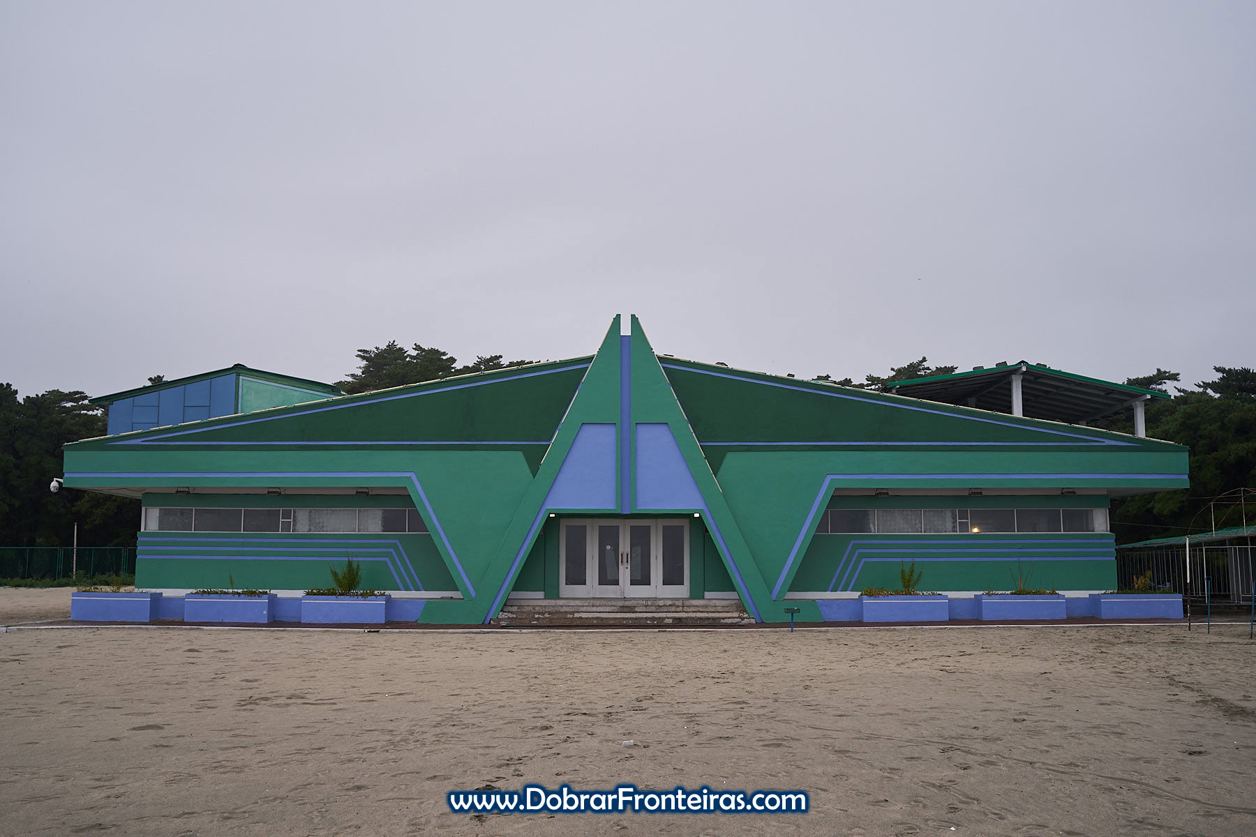 Edificio verde de arquitectura soviética na praia em Wonsan na Coreia do Norte