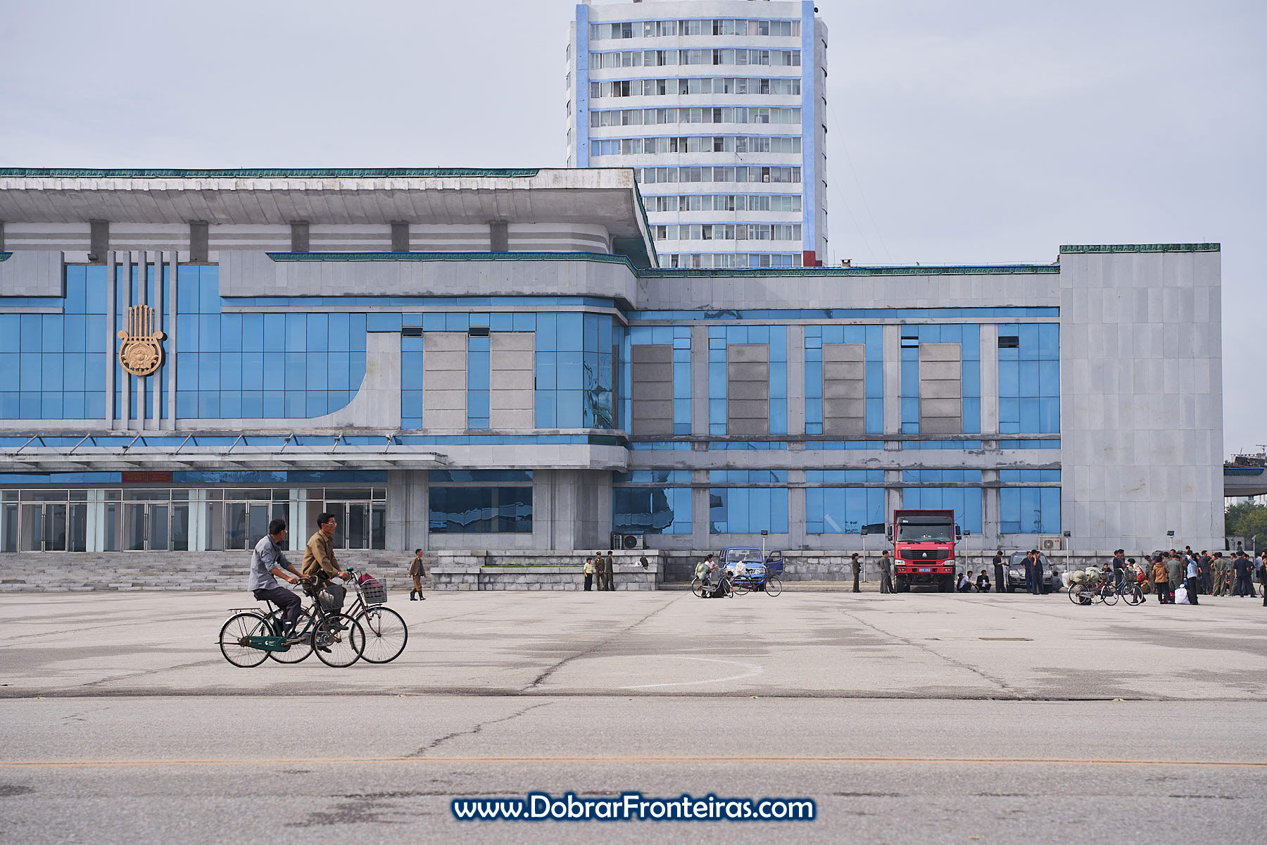 Homens de bicicleta na Coreia do Norte