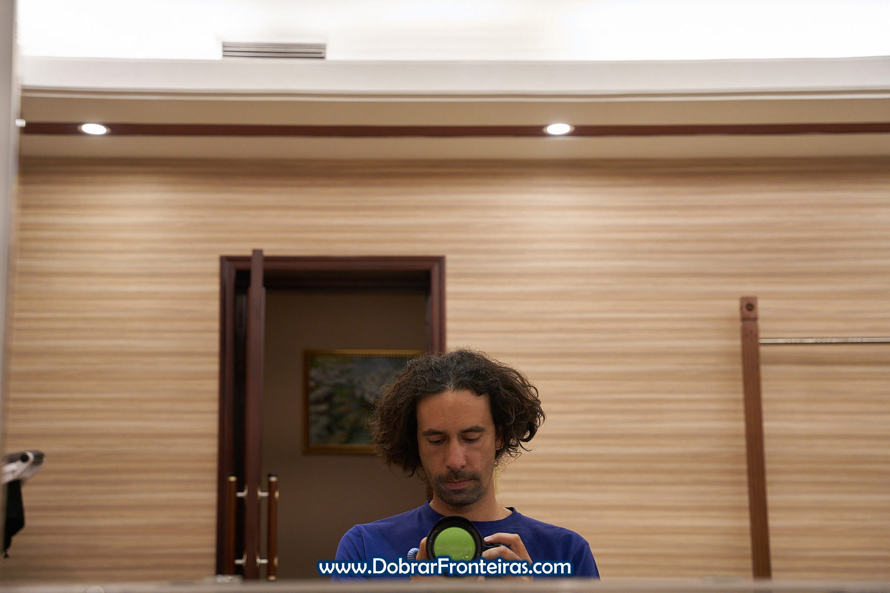 Foto do autor antes de corte de cabelo na Coreia do Norte