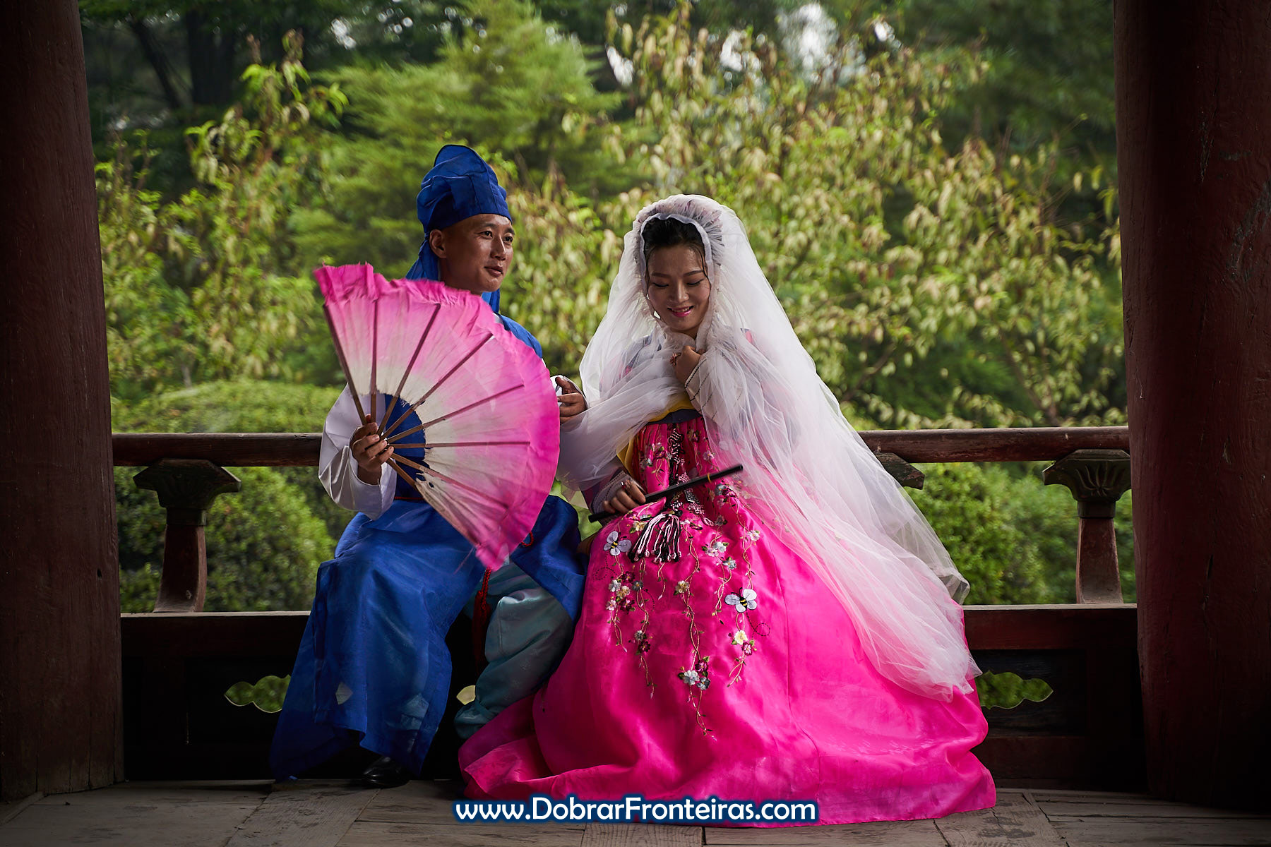 Casal de noivos com roupa tradicional da Coreia do Norte