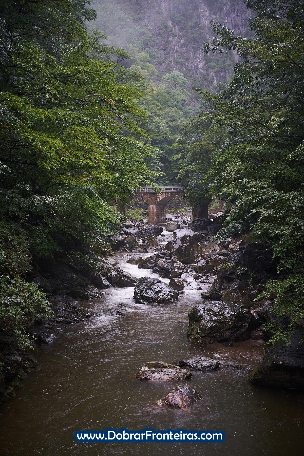 Ponte e rio na montanha, Coreia do Norte