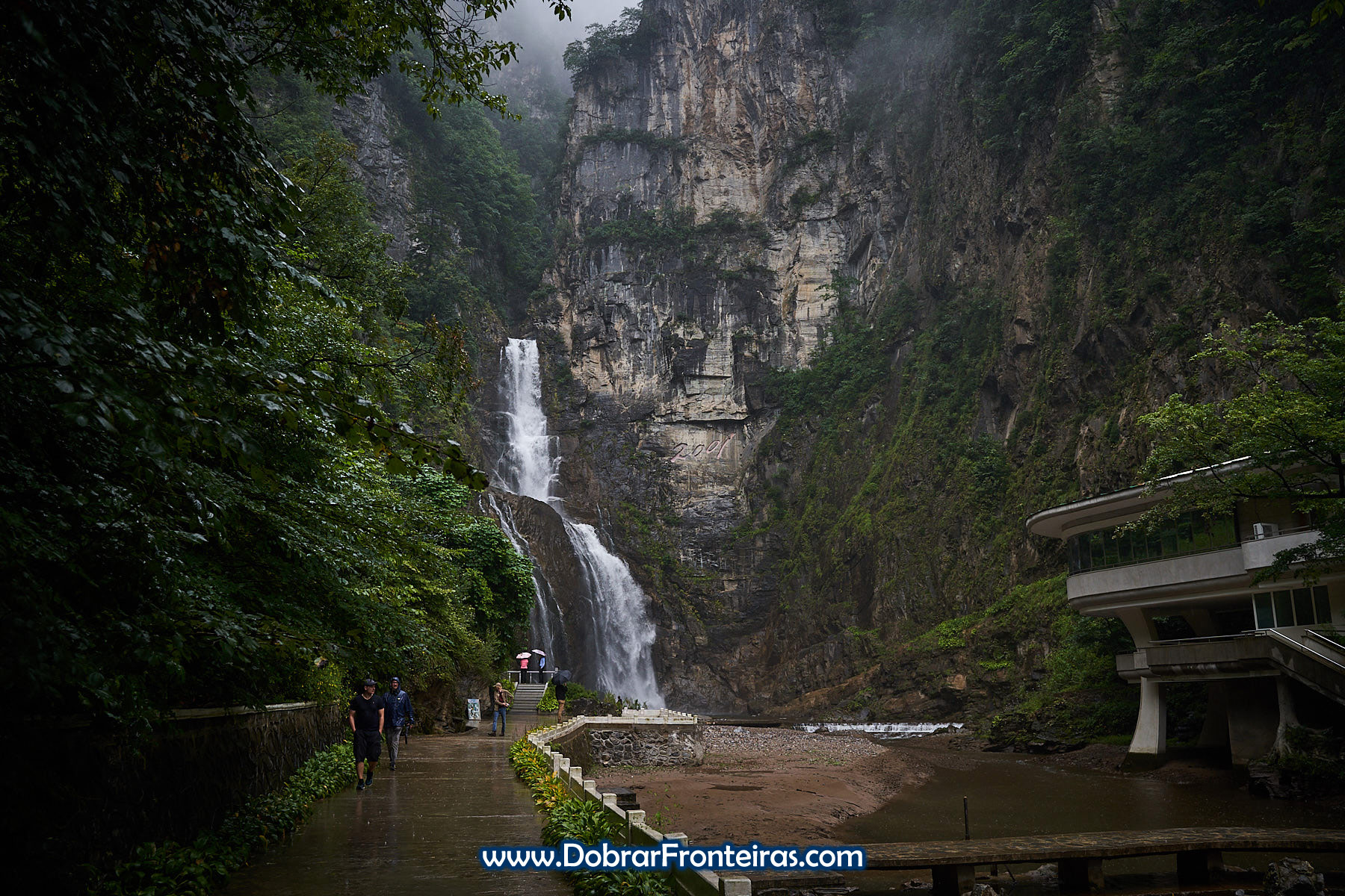 Cascata de Ulim em dia de chuva na Coreia do Norte