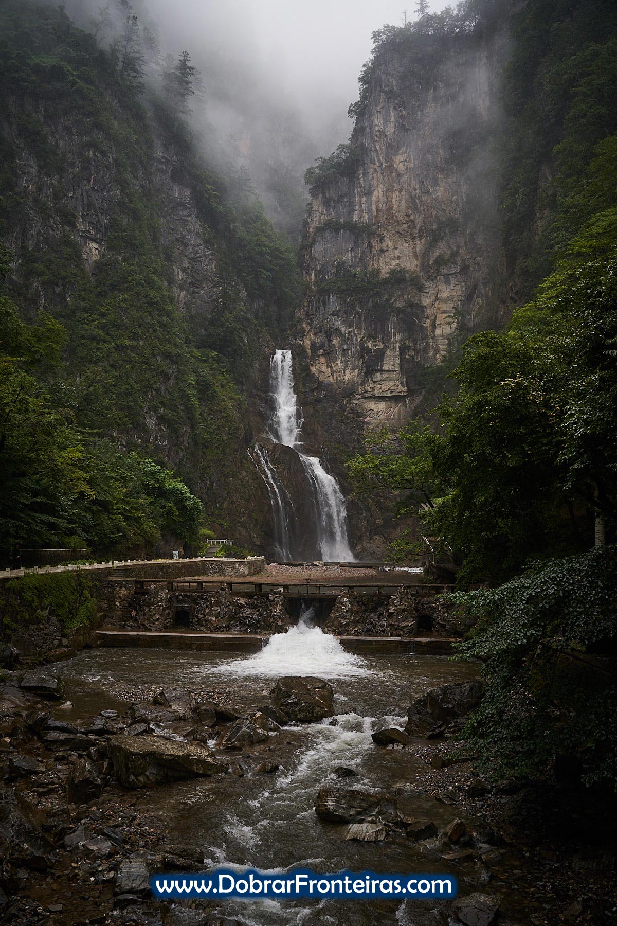 Cascata de Ulim em dia de chuva na Coreia do Norte