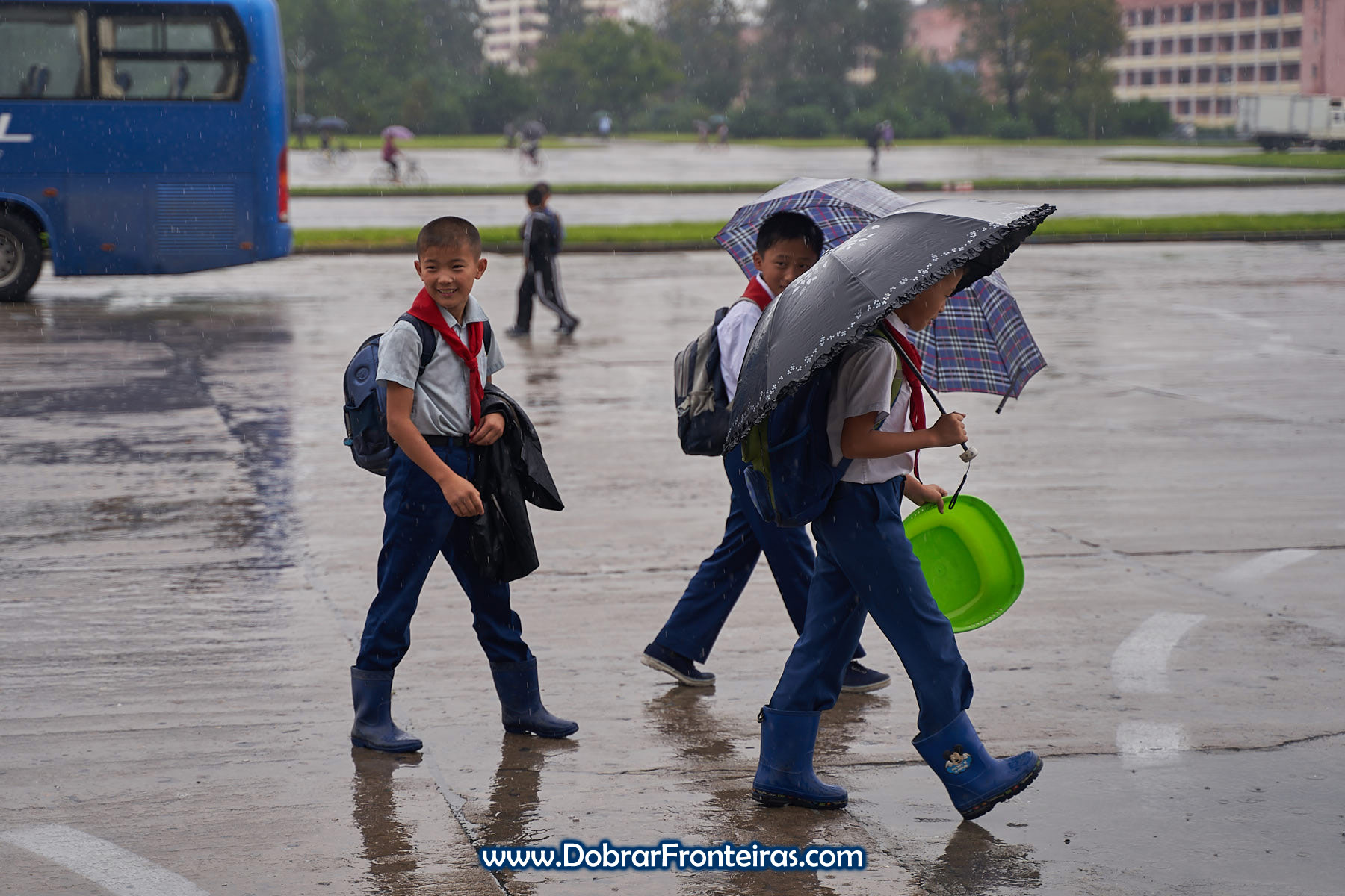 Crianças em dia de chuva na Coreia do Norte