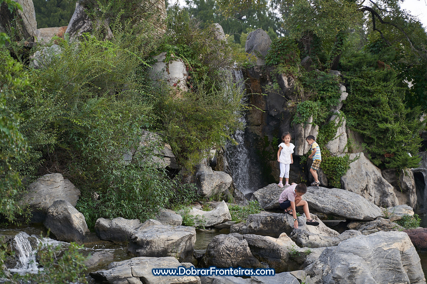 Crianças a brincar em fonte na Coreia do Norte