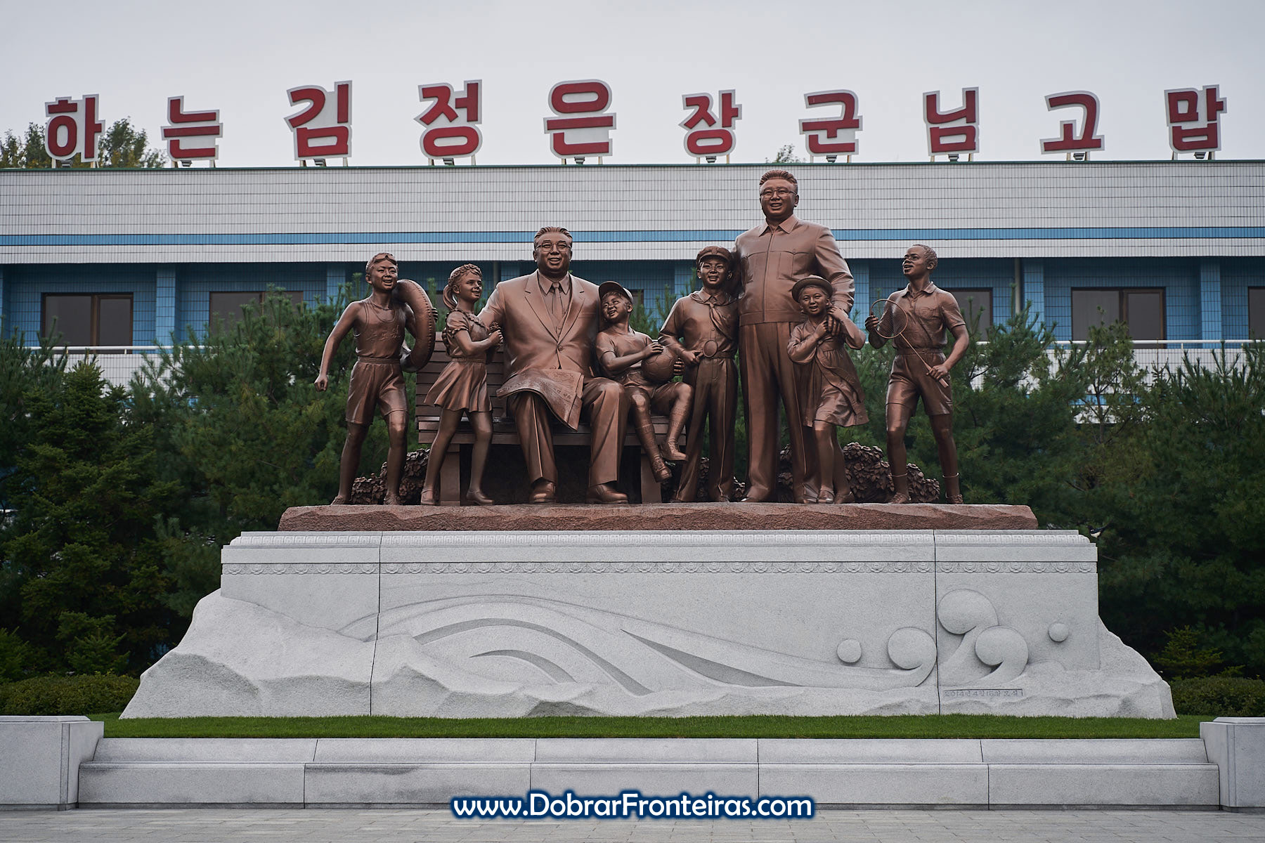 Estátua dos líderes da Coreia do Norte com crianças