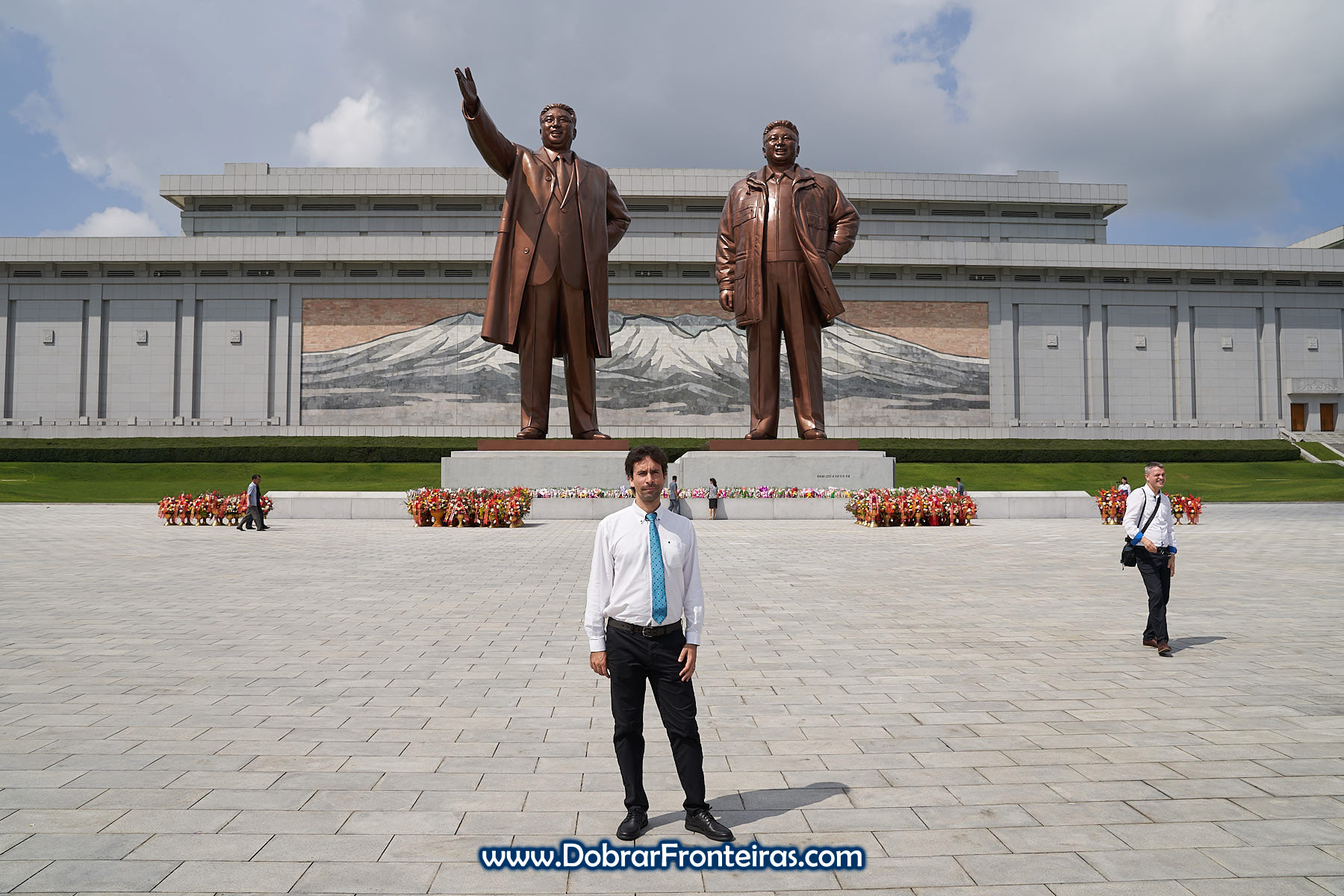 Estátuas de Kim Il Sung e Kim Jung Il em Pyongyang