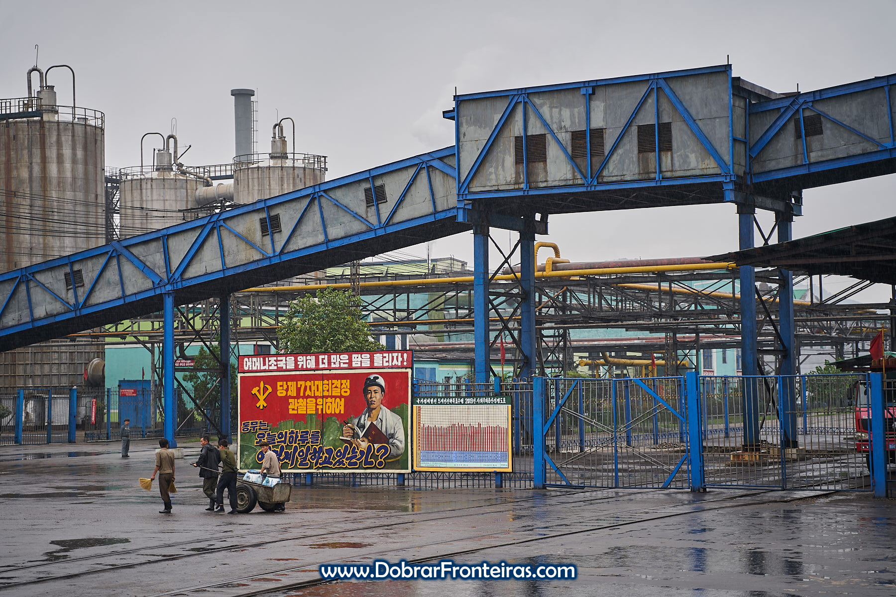 Trabalhadores em industria de fertilizantes na Coreia do Norte
