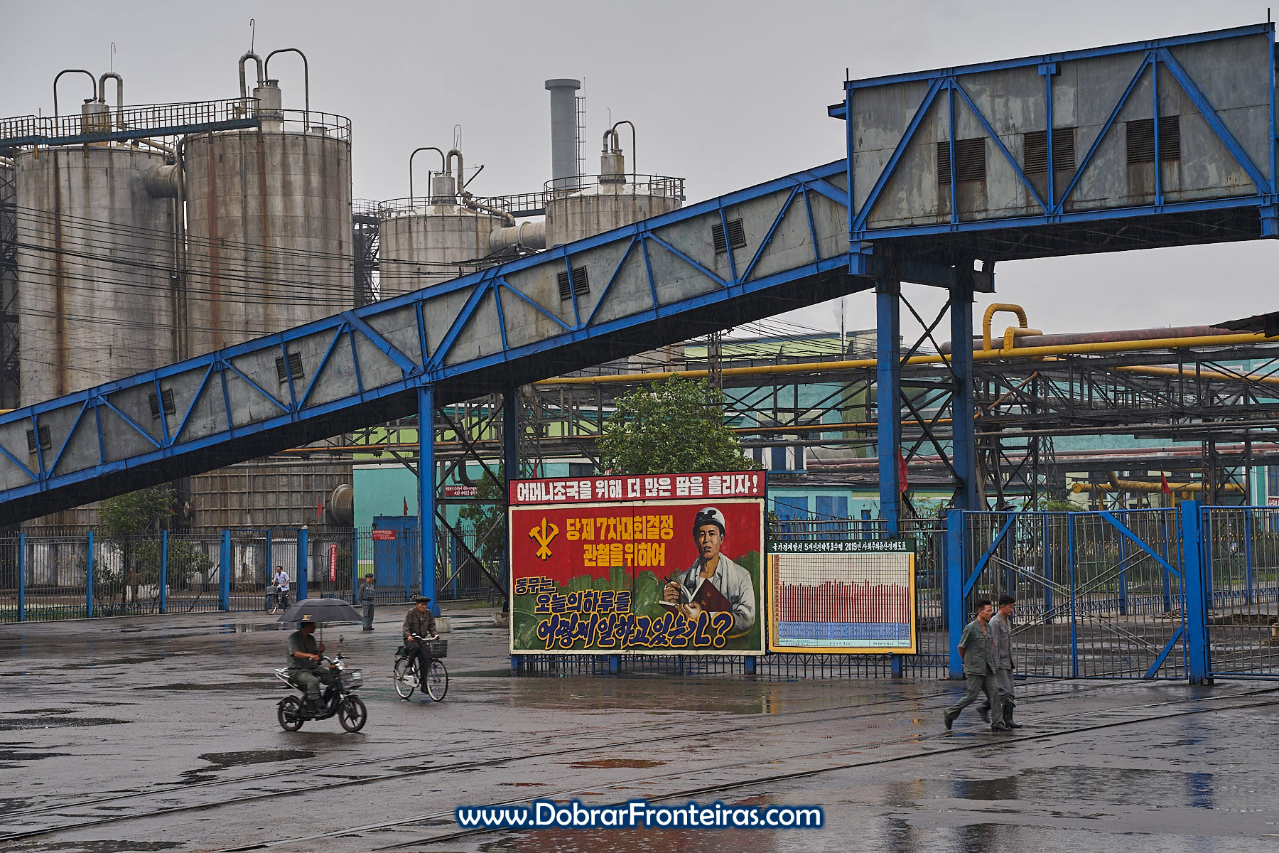trabalhadores de bicicleta em industria de fertilizantes na Coreia do Norte