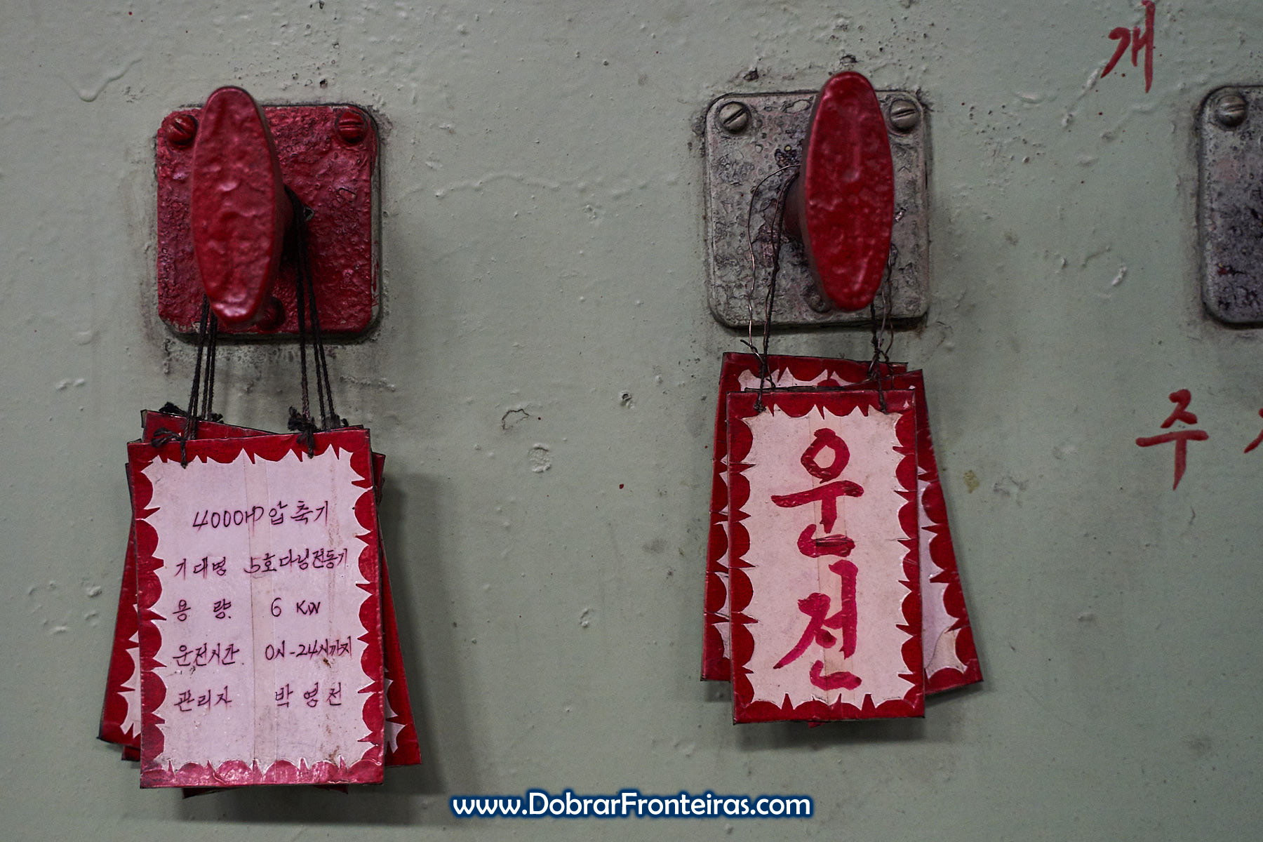 botões vermelhos com etiquetas em industria de fertilizantes na Coreia do Norte