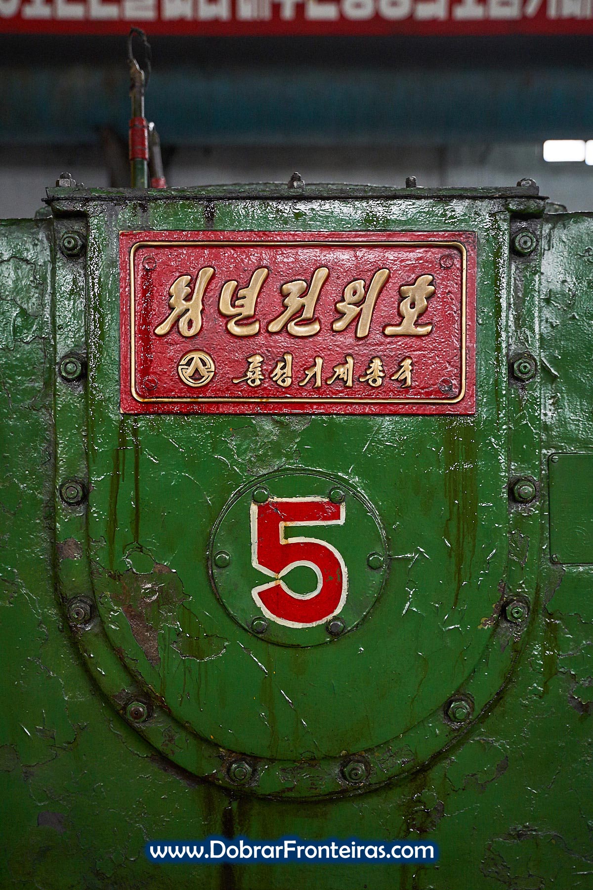 detalhe com número 5 em máquina verde em fábrica na Coreia do Norte