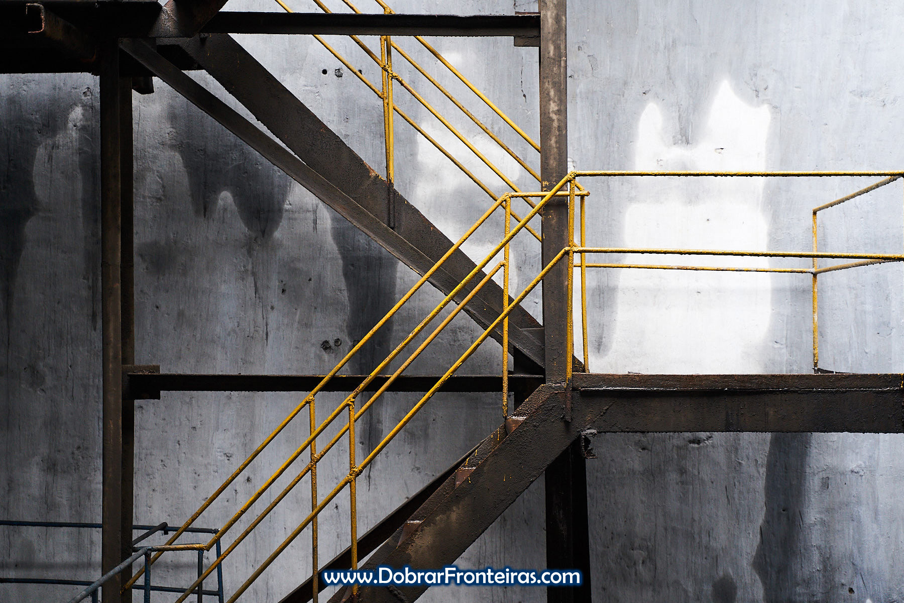 Escada com corrimão amarelo