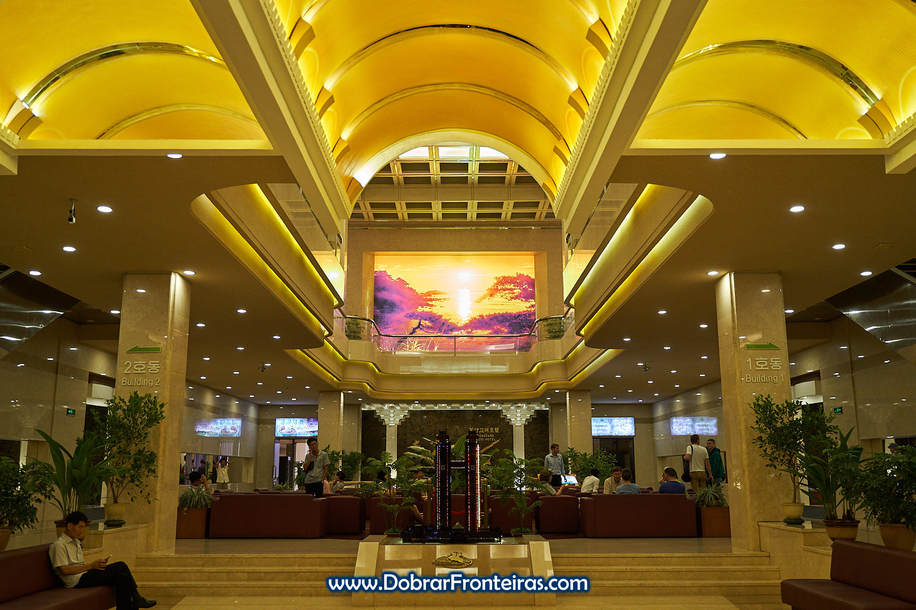lobby do hotel Koryo em Pyongyang