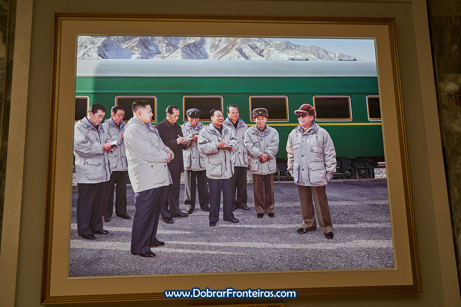 Fotografia de Kim Jung-Il e Kim Jung-Un junto de comboio
