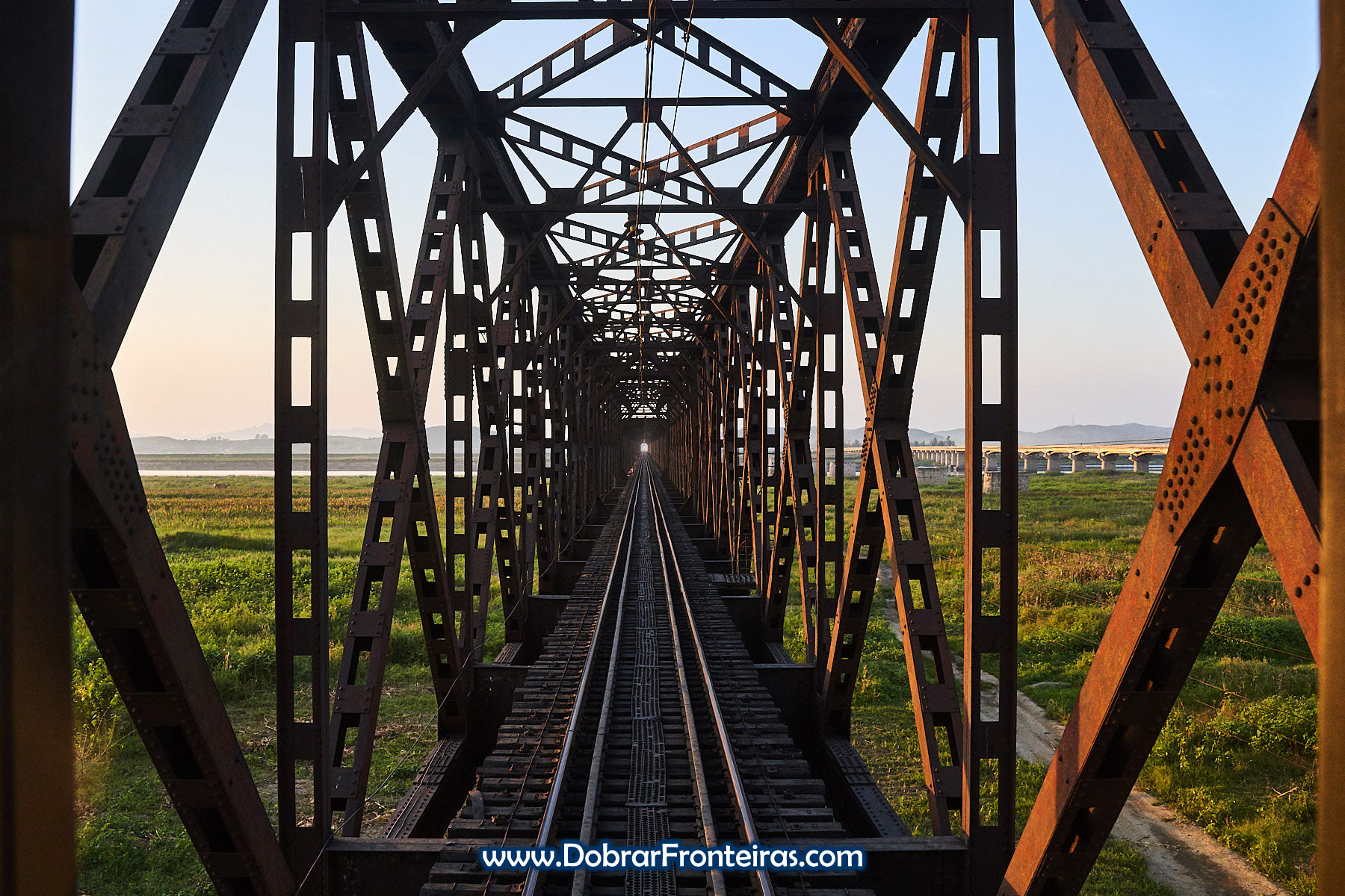 Ponte metálica ferroviária na Coreia do Norte