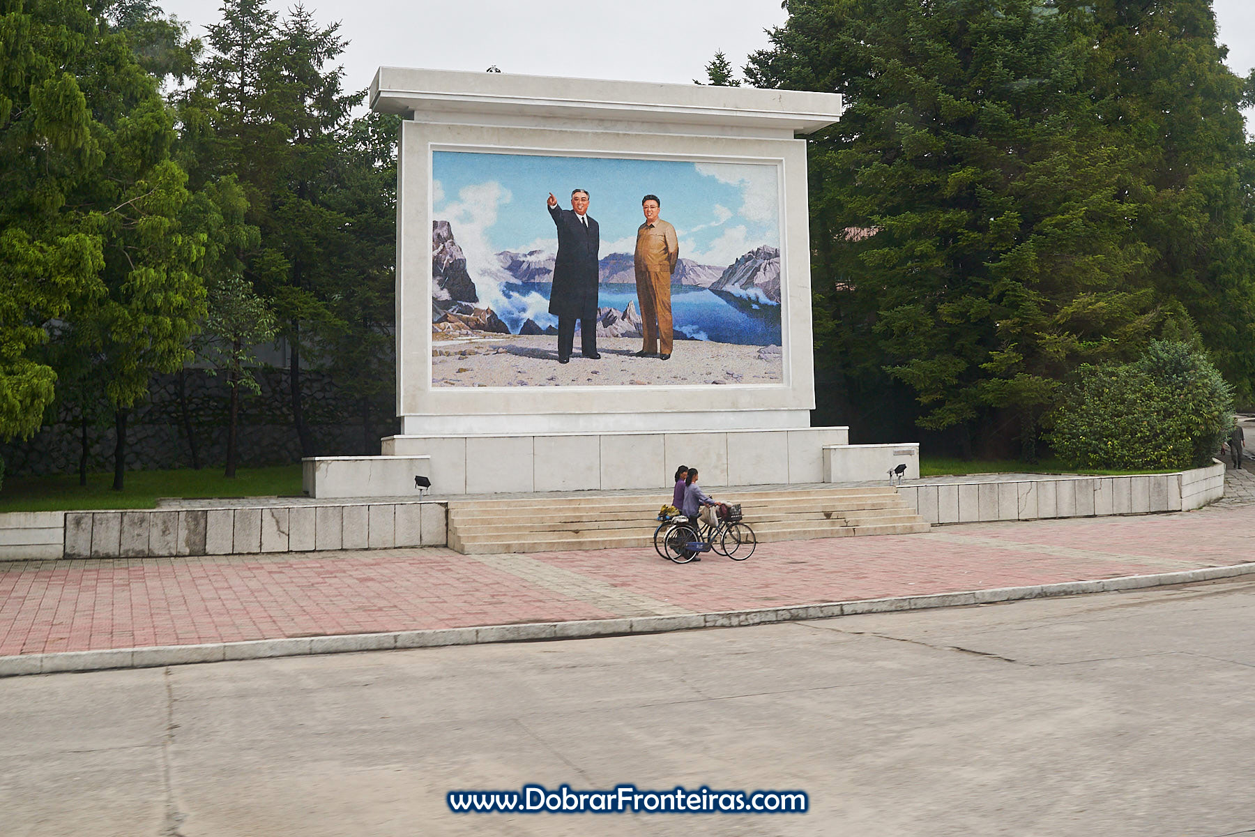 Mosaico com os grandes líderes em Wonsan