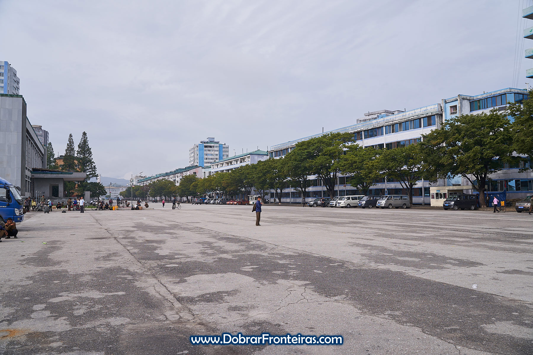 Homem numa rua da cidade de Wonsan na Coreia do Norte