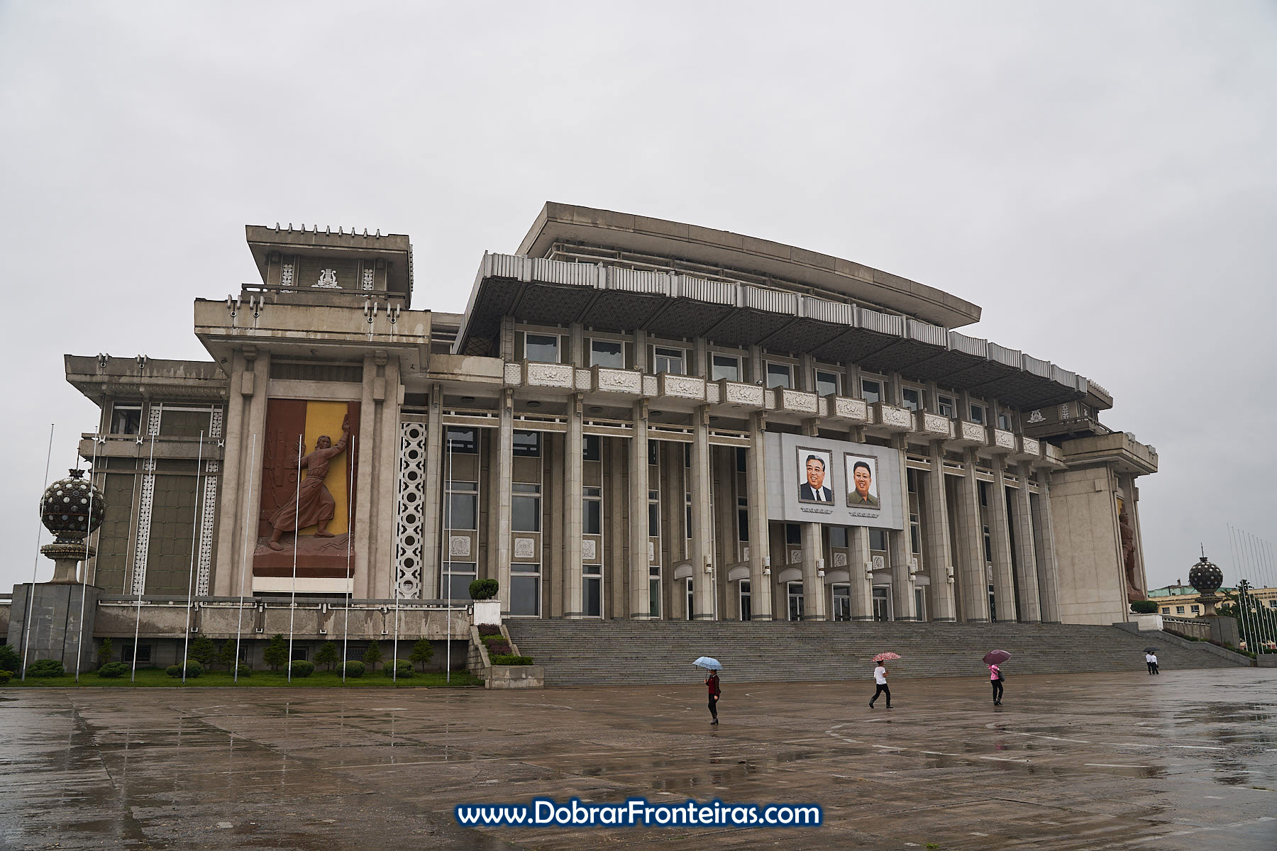fachada do Grande Teatro de Hamhung