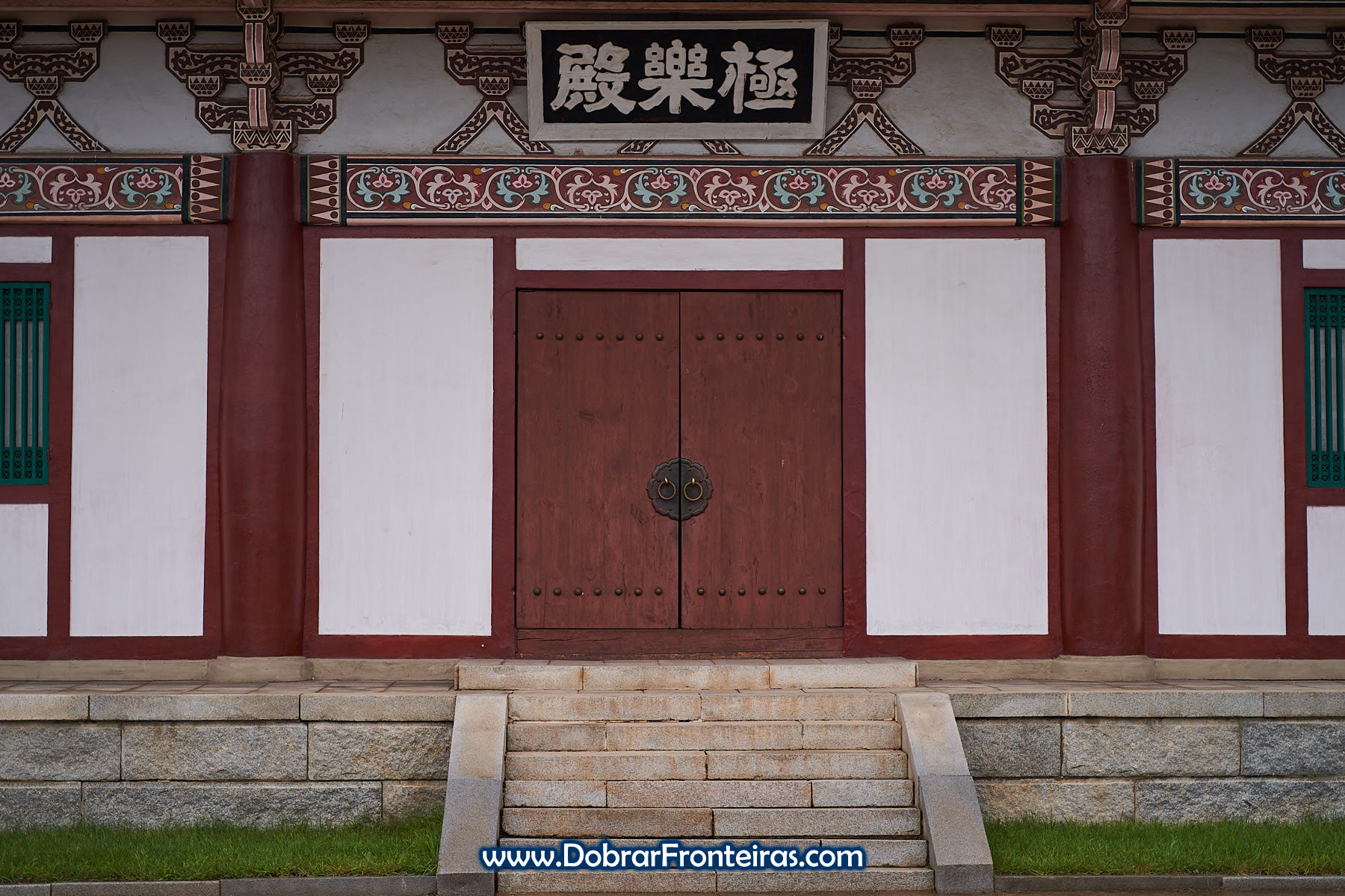 Porta vermelha de templo budista