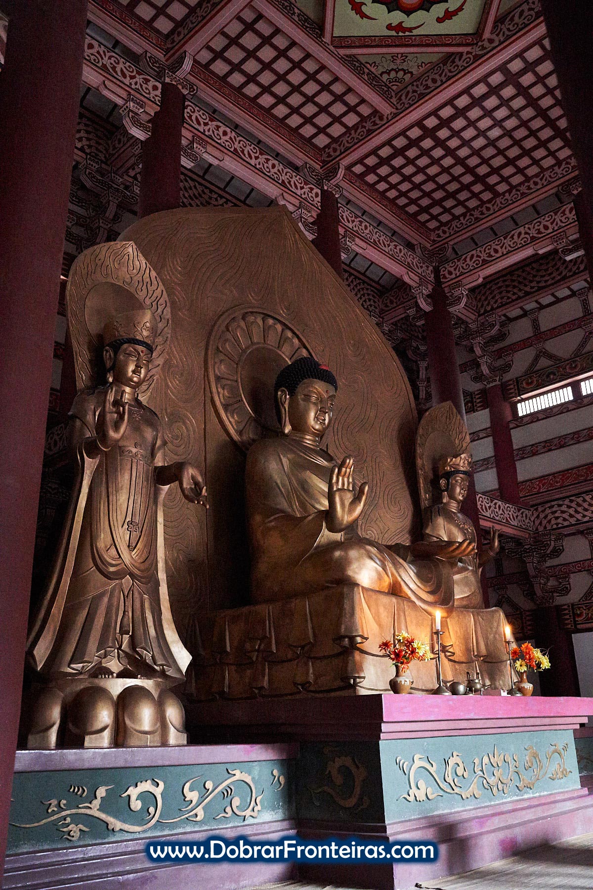 Estátua de Buda em templo na Coreia do Norte