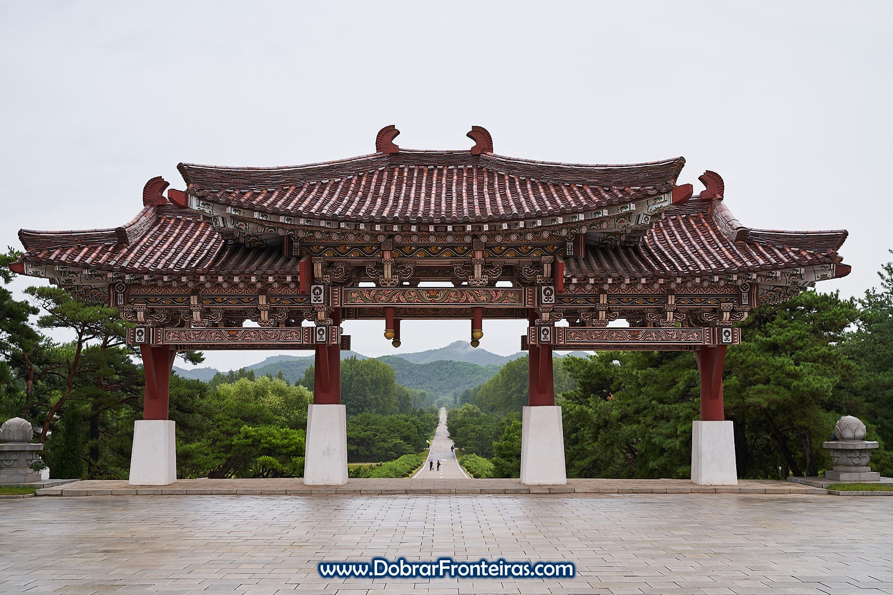 pórtico de madeira na Coreia do Norte