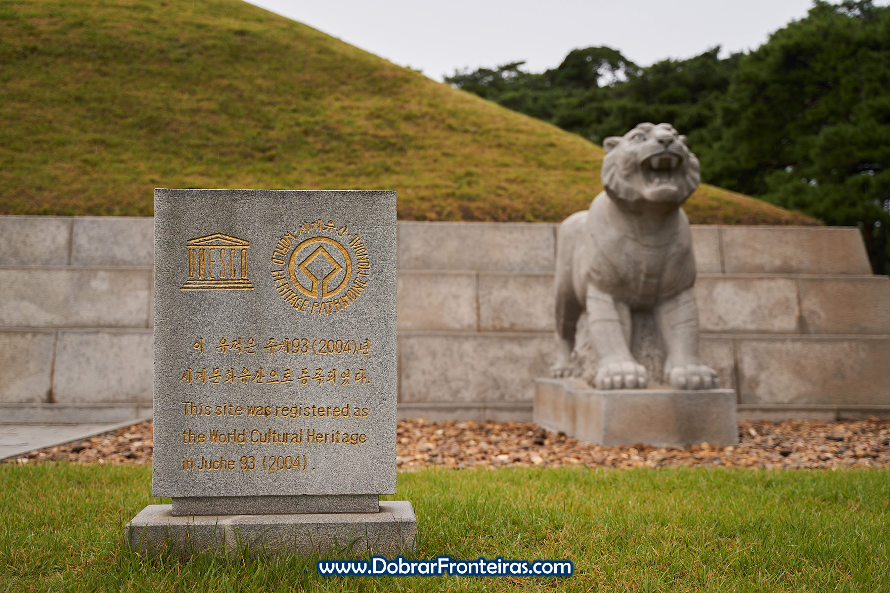 Placa UNESCO no túmulo do rei Tongmyong na Coreia do Norte