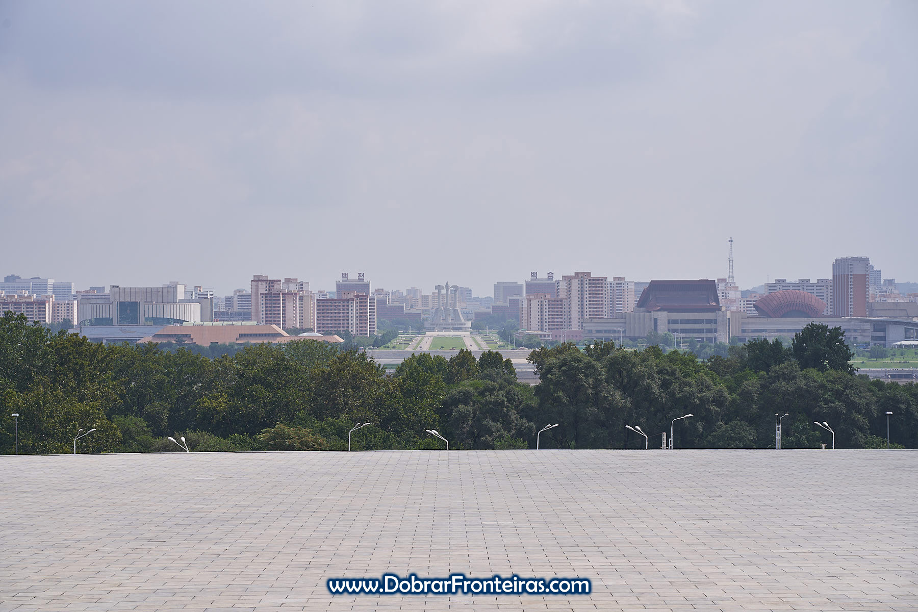 Vista para o monumento do Partido dos Trabalhadores da Coreia