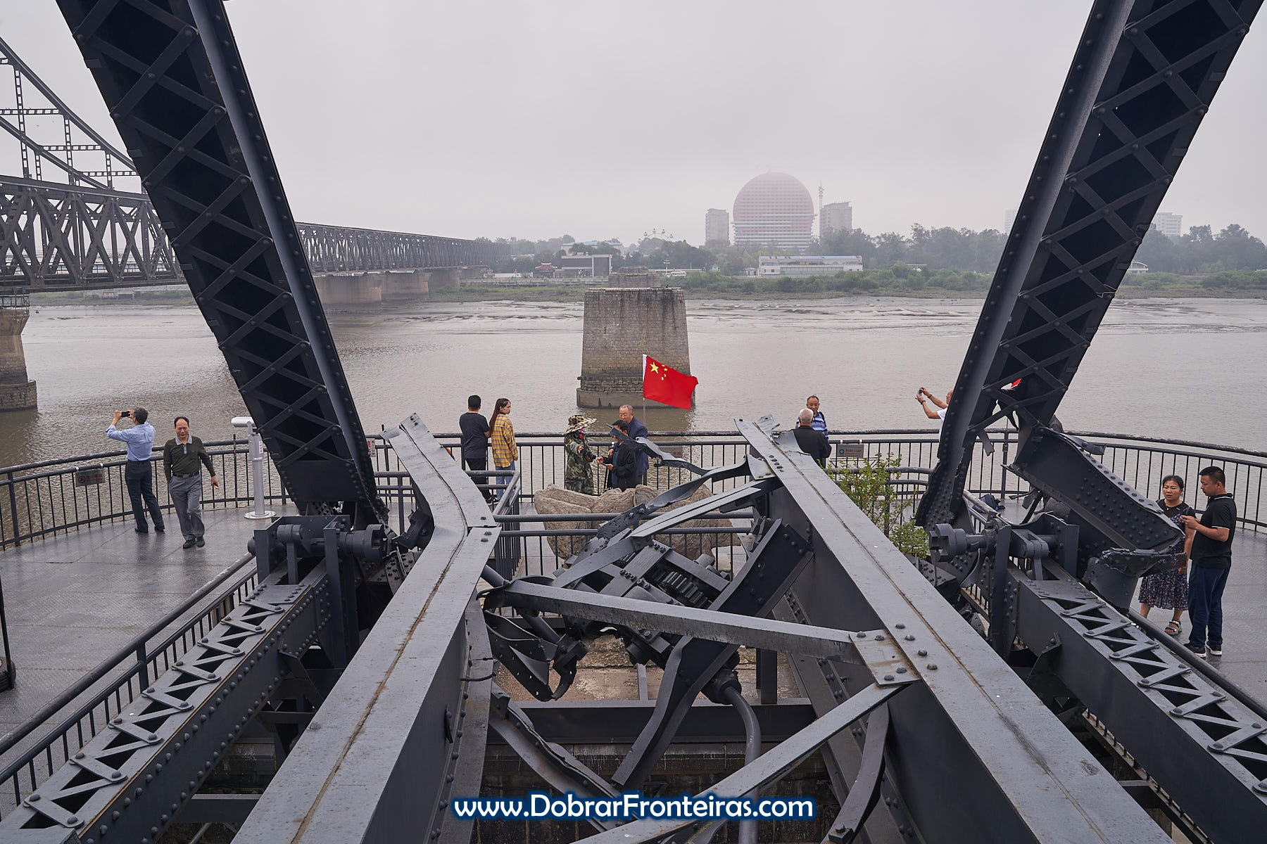 Carris retorcidos na ponde do rio Yalu em Dandong, China