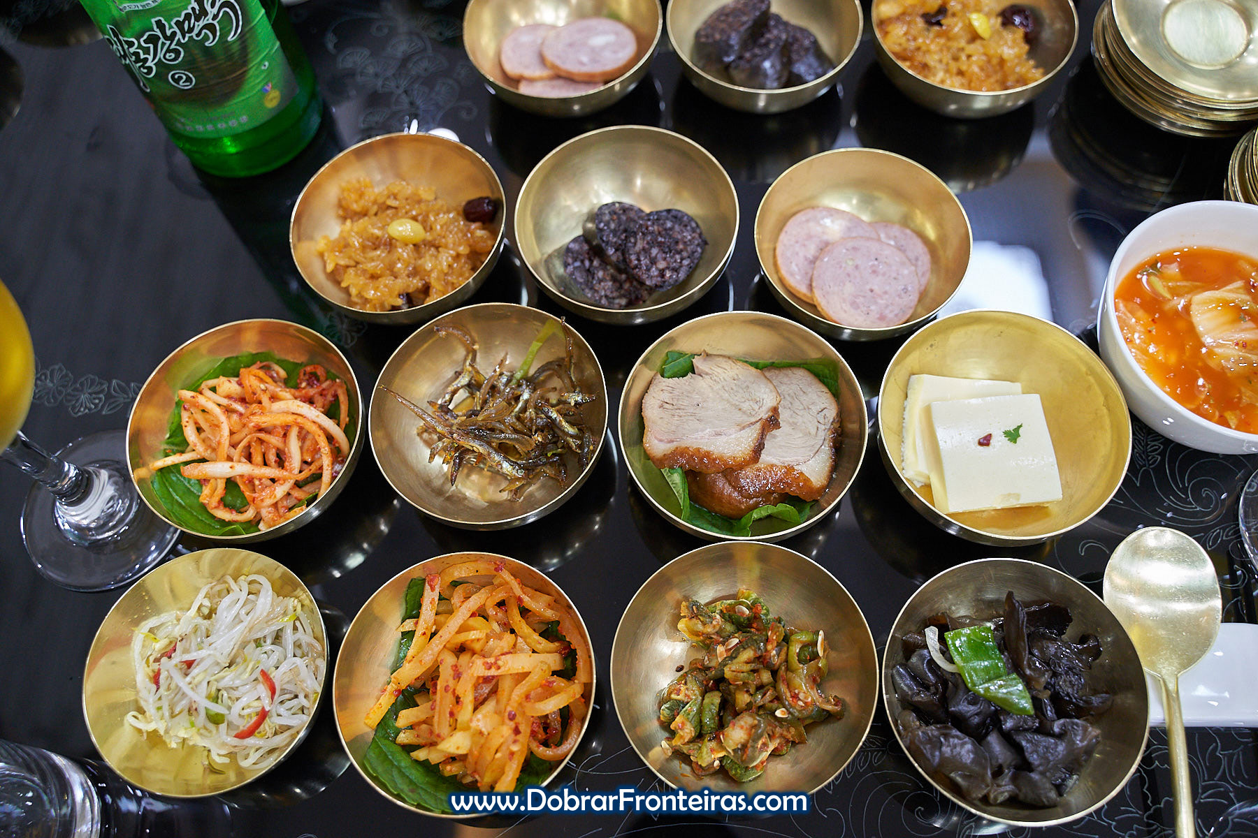 Comida típica da Coreia do Norte em taças metálicas