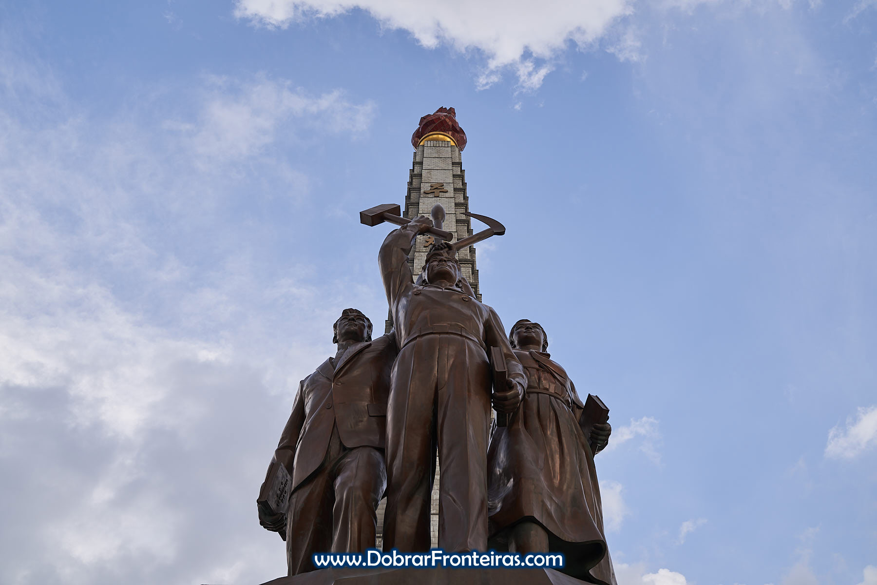 Escultura na torre da ideia Juche