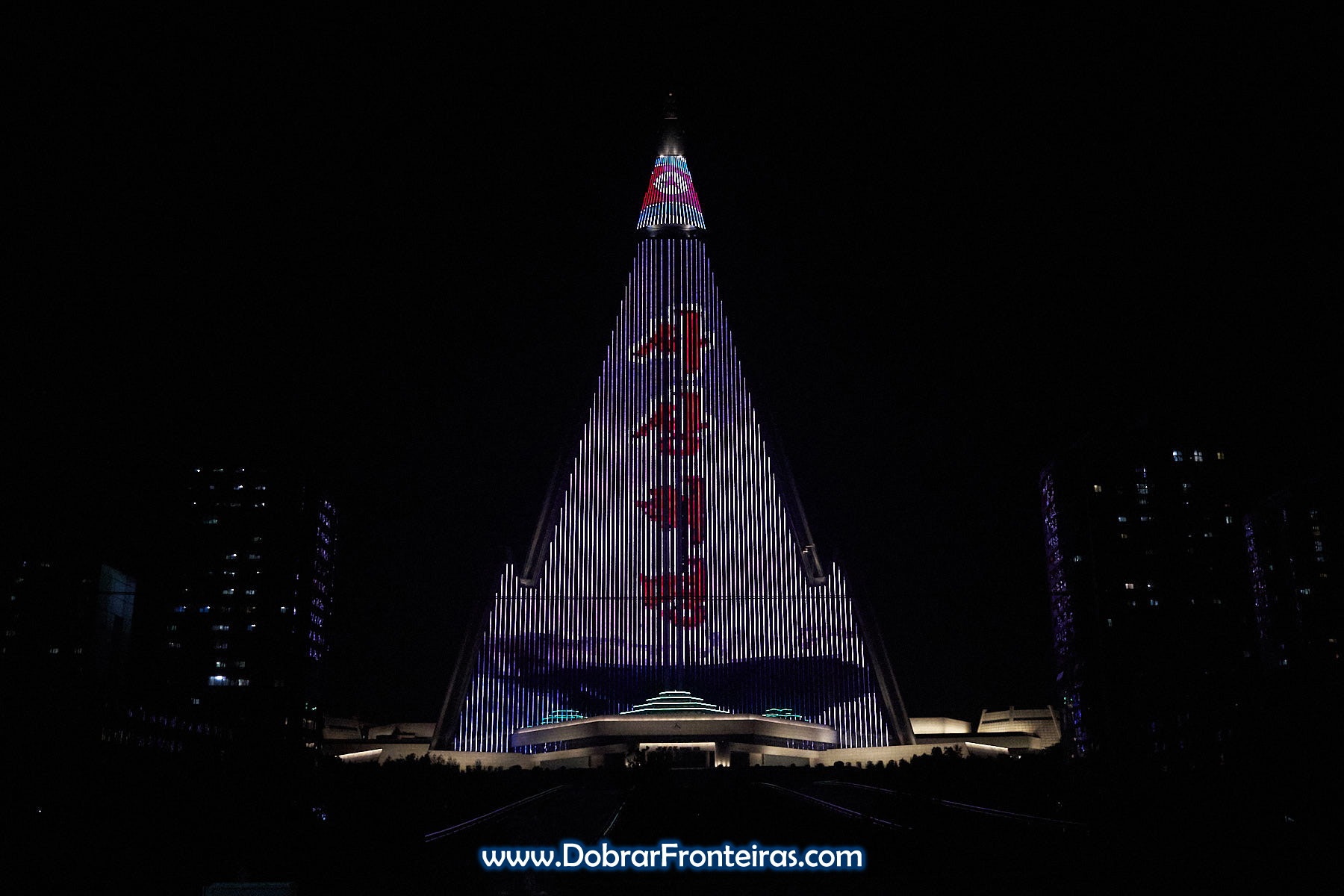 Hotel Ryugyong à noite iluminado