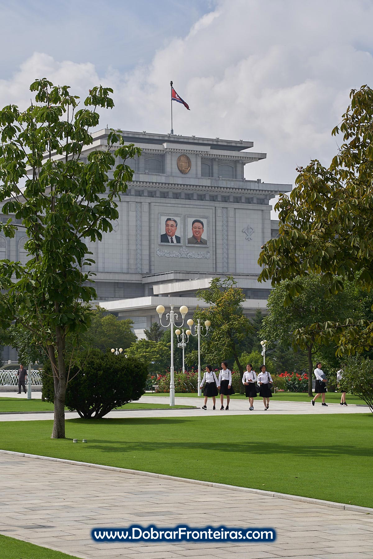 Raparigas de uniforme  em Kumsusan, Pyongyang