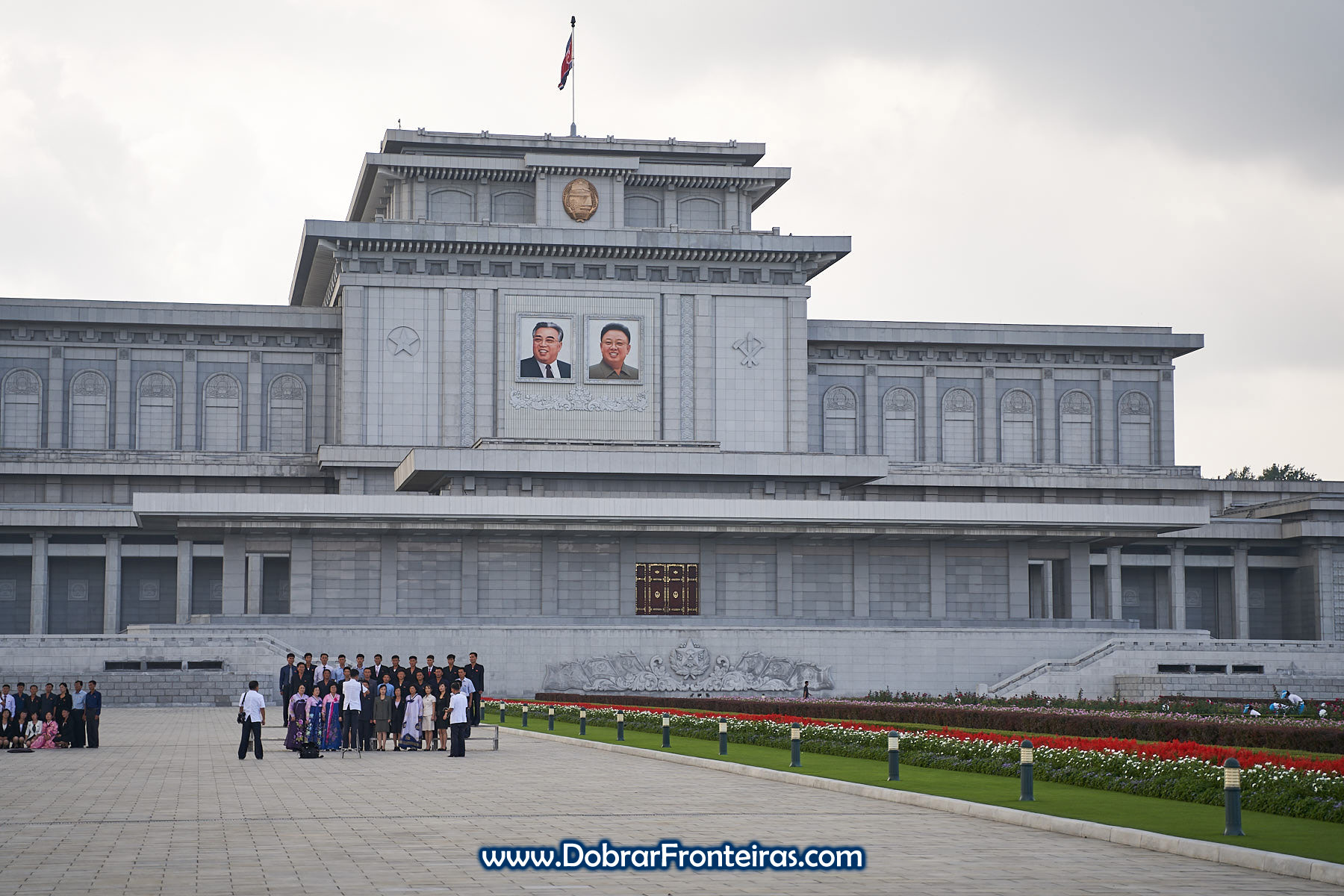 Coreanos tirando fotografia em Kumsusan, o Palácio do Sol
