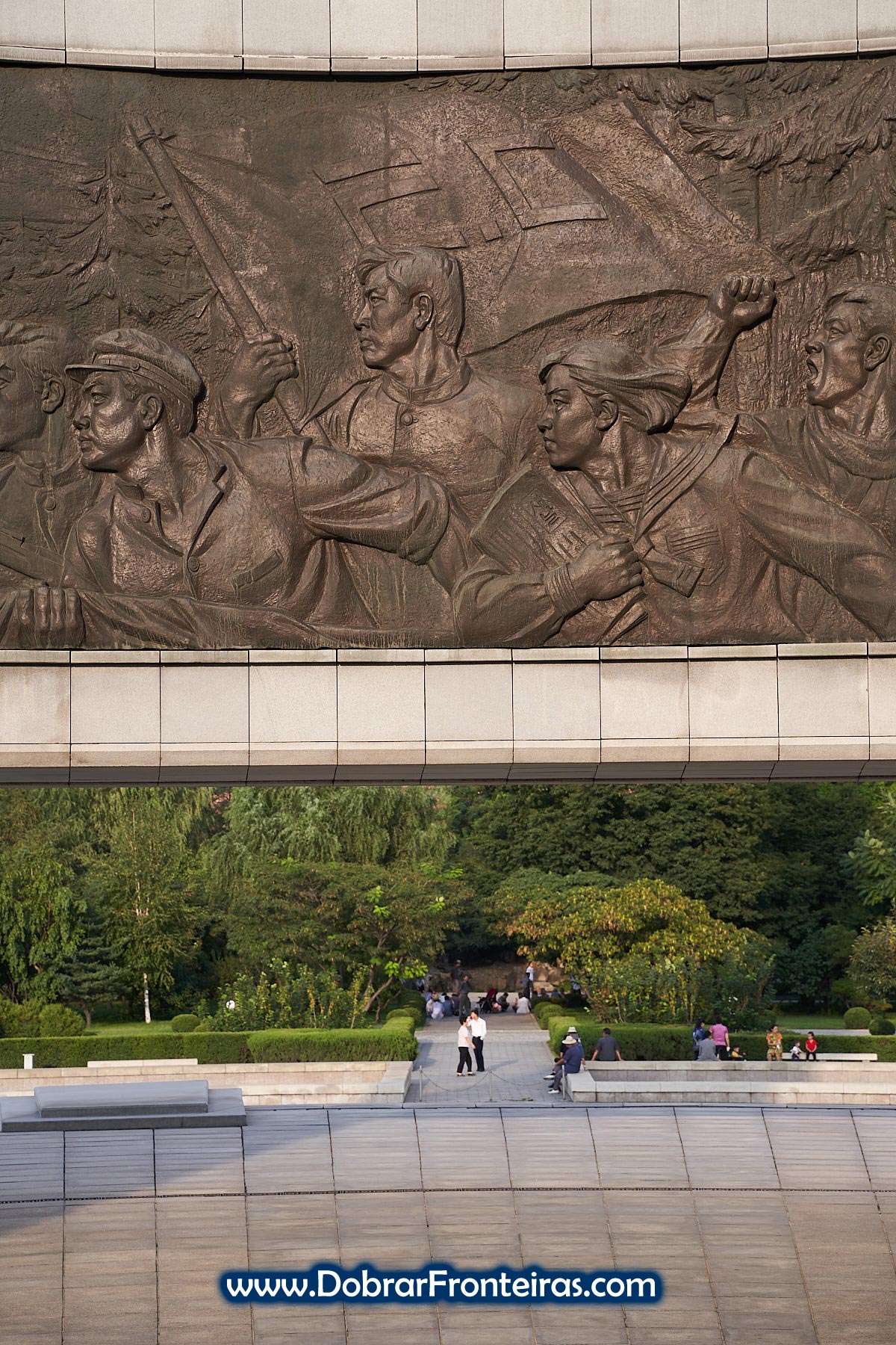 Baixo relevo no monumento do Partido dos Trabalhadores da Coreia