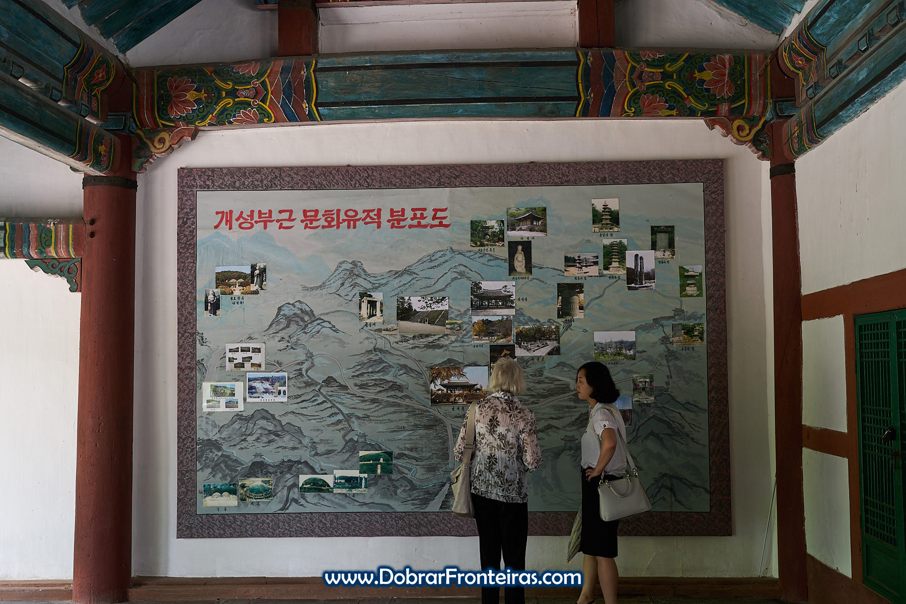 Turista e guia em vista à universidade de Kaesong
