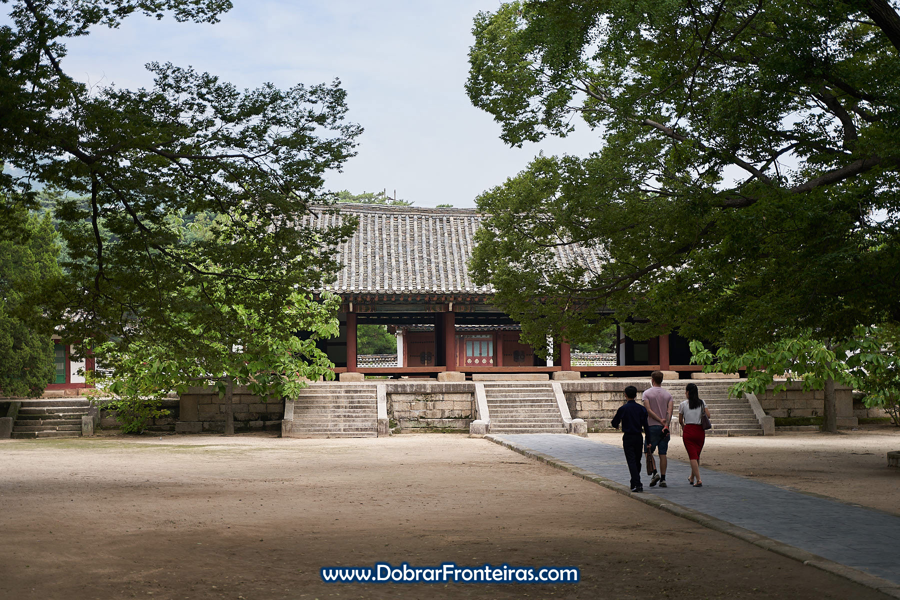Turistas de visita à universidade de Kaesong