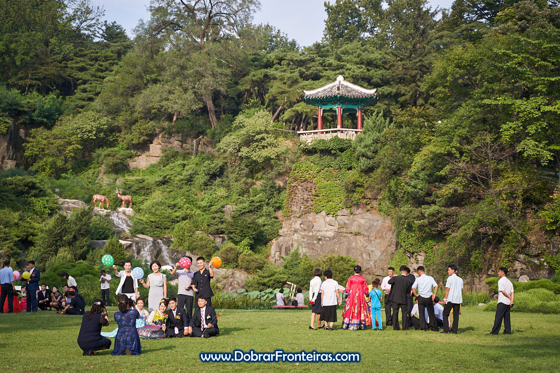 Coreanos a tirar fotografias em Pyongyang