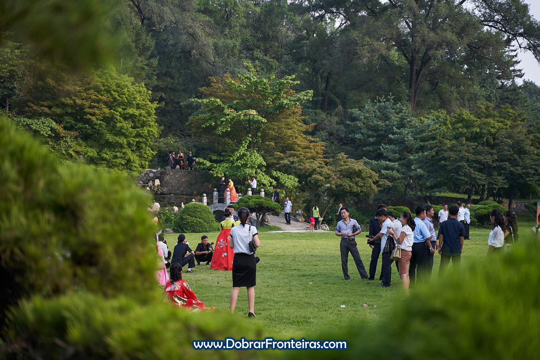 Coreanos nos jardins do parque do monte Moran Pyongyang