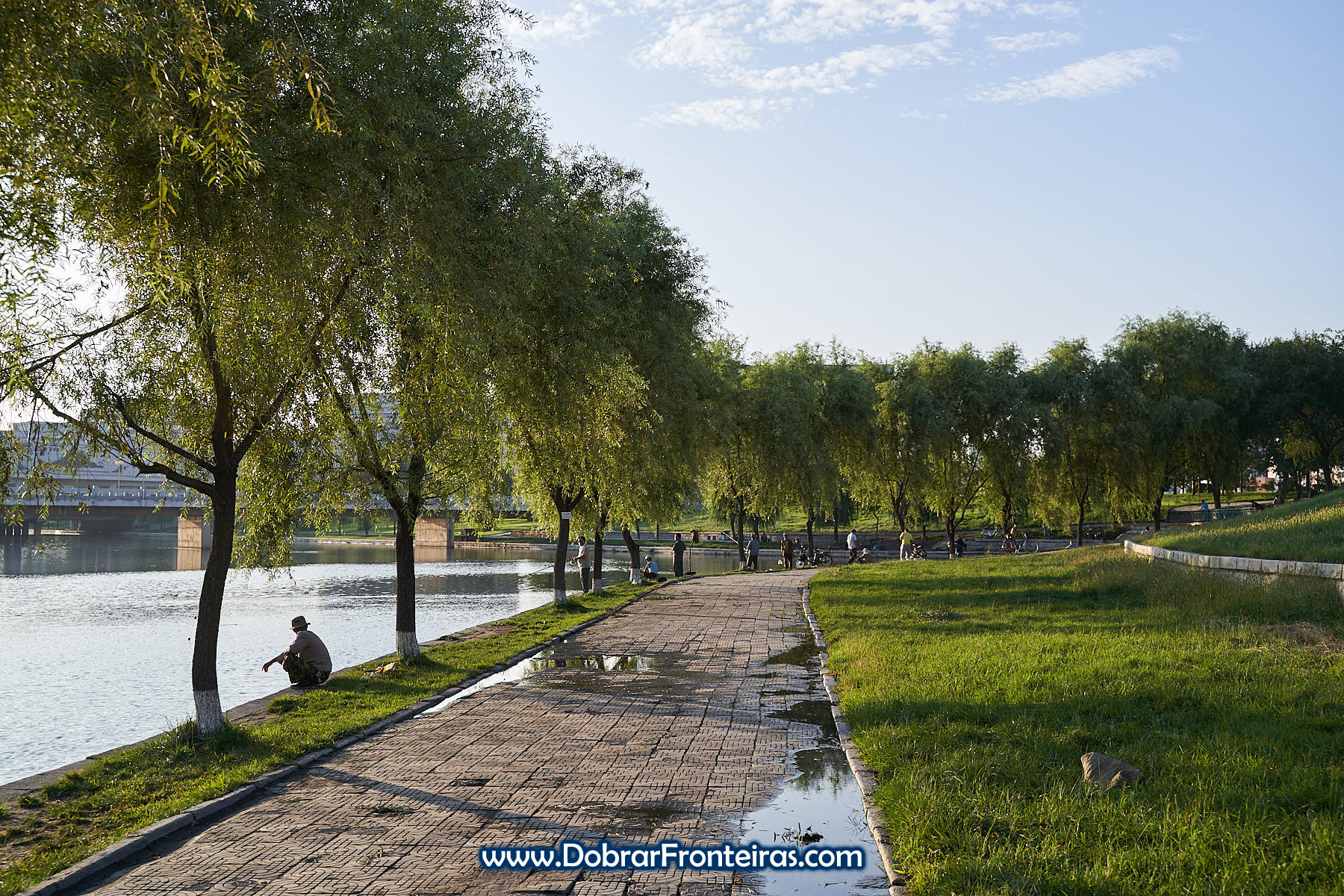 pescadores em canal na Coreia do Norte